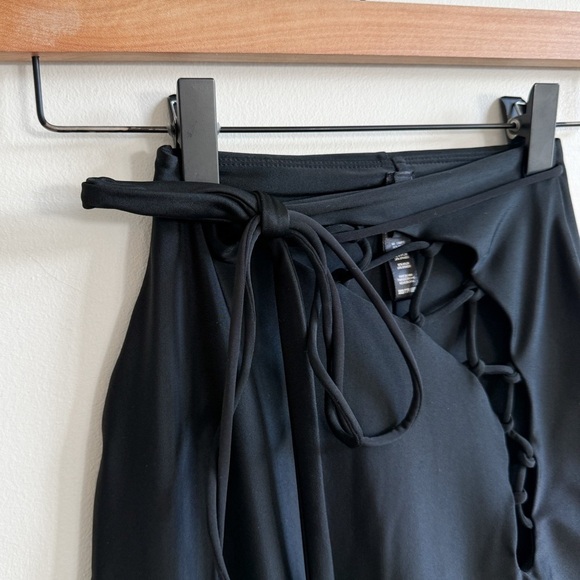 SKIMS • Lace Up Leggings in Onyx - Picture 5 of 11